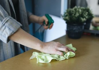 Coba Sekarang! Begini Cara Membersihkan Meja Makan dari Noda dengan Tepat Tanpa Repot