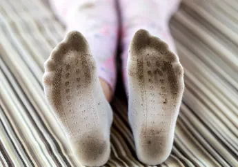 5 Cara Ampuh Hlangkan Noda Hitam di Kaos Kaki Putih. Bersih Sempurna!