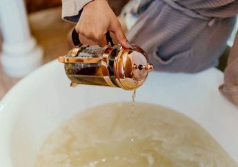 Iseng-iseng Tuang Air Teh dalam Bak Mandi, Tetangga Sampai Antri Depan Rumah Bawa Ember, Kok Bisa?