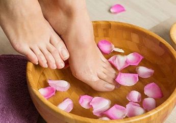 7 Manfaat Merendam Kaki dalam Air Hangat. Yuk Coba Malam Ini!