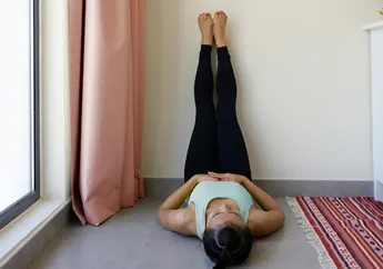 7 Manfaat Mengangkat Kaki ke Tembok. Bisa Atasi Insomnia Lho!