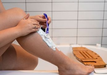 Benarkah Mencukur Bisa Membuat Bulu Kaki Semakin Lebat? Ini Mitos vs Faktanya