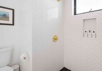 Trik Ampuh Mengatasi Noda Putih di Tembok Toilet, No.2 Sering Ada di Meja Tukang Bakso Langganan