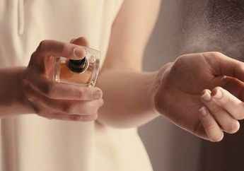 Jangan Cuma ke Tangan, Coba Semprotkan Juga Parfum ke Ujung Rambut, Seharian Pasti Bakal Dipuji Teman Sekantor