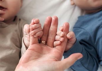 10 Rangkaian Nama Bayi Laki-laki Kembar 3 Kata Lengkap dengan Arti