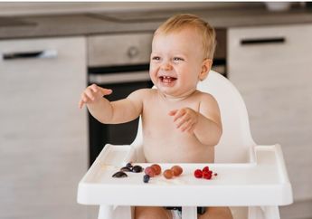 Anti Capek Suapi Si Kecil, Ikuti Tips Ajarkan Anak Duduk Tenang Saat Makan