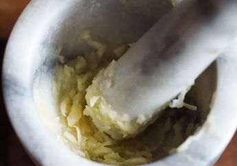 Banyak yang Belum Tahu, Cuma Campur Bawang Putih dengan Air, Lalu Semprotkan ke Tanaman di Depan Rumah Hasilnya Menakjubkan, Kok Bisa Ya?