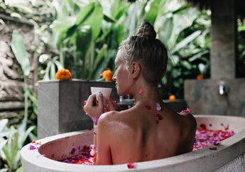 10 Arti Mimpi Mandi di Tempat Terbuka dan Dilihat Orang Lain
