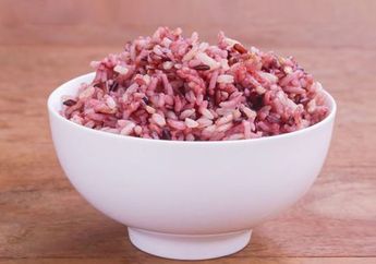 Kalau Mau Hasilnya Pulen Mirip Nasi Putih, Lakukan 3 Hal Sederhana ini Saat Memasak Beras Merah di Rice Cooker