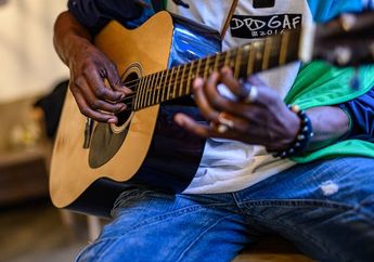 7 Ide Hadiah untuk Suami yang Hobi Bermain Musik, Dijamin Bikin Suami Kesengsem!
