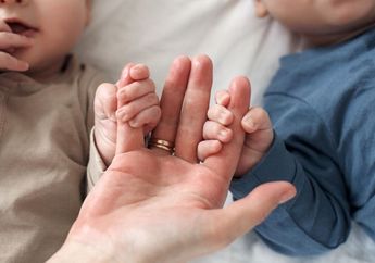 28 Ide Nama Bayi Laki-laki Kembar Modern Lengkap Beserta Arti