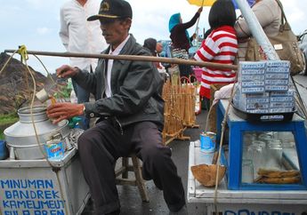 Selama 50 Tahun Jualan di Tangkuban Perahu, Kakek Ini Mampu Membuat 10 Liter Bandrek Dalam Satu Hari