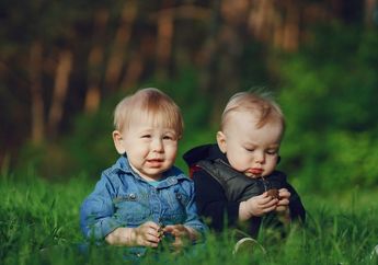 Rangkaian Nama Bayi Laki-laki Kembar Modern Awalan Huruf T Lengkap dengan Arti