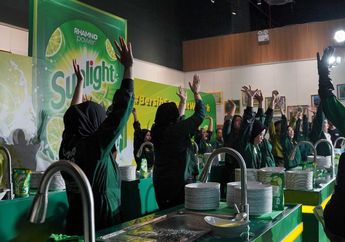 Zaskia Adya Mecca dan Para Ibu Adu Cepat Mencuci Piring di Ajang Bersih Secepat Whoosh