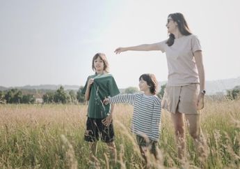 Tampil Serasi dan Modis saat Liburan Bersama Anak, Intip Koleksi Uniqlo Kids Favorit Selebriti Ini