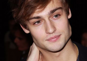 Douglas Booth: Anti Rokok & Narkoba