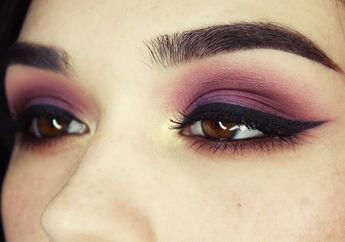 Pakai 8 Warna Eyeshadow yang Bakal Menonjolkan Warna Mata Cokelat Kita