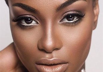 Punya Mata Warna Hitam? 6 Warna Eyeshadow Ini Cocok Banget Buat Kita