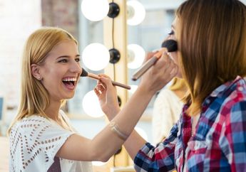 Ketahui Cara Tepat Berbagi Makeup Biar Tetap Aman!