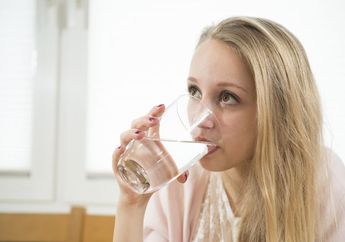 5 Manfaat Enggak Terduga yang Didapatkan dari Minum Air Hangat. Bisa Atasi Jerawat!