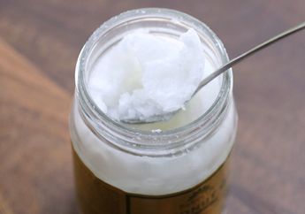 Super Gampang! DIY Makeup Remover Minyak Kelapa yang Gampang Mengangkat Makeup!