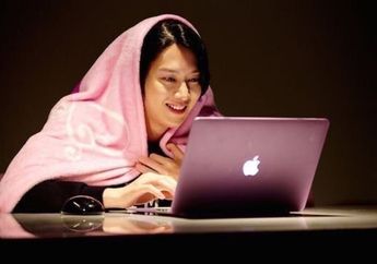 Segarkan Mata Lelah Karena Sering Menatap Laptop dengan 7 Eye Cream Lokal Ini