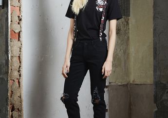 Coba 10 Gaya Memadukan Kaos Hitam & Jeans ala Seleb Korea yang Kasual & Stylish!