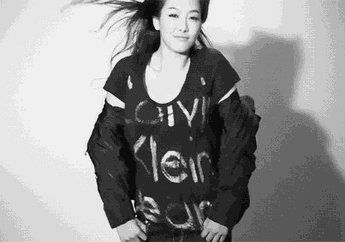 Tips Fashion Tampil Serba Hitam Ala Victoria f(x)