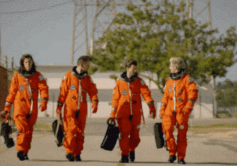 6 Adegan One Direction Memberi Zayn Malik Tempat di Video 'Drag Me Down'