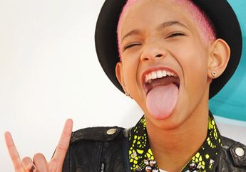 Inspirasi 4 Gaya Pakai Boots Hitam Ala Willow Smith