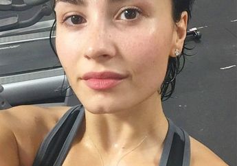 10 Gaya Selfie Seleb Di Instagram Tanpa Make Up