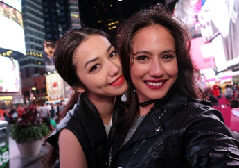 4 Cerita Seru Pevita Pearce & Velove Vexia Berburu Tren Makeup Hingga Ke New York Fashion Week