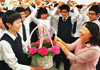 Ide Kado Untuk Guru dari Tradisi Hari Guru di Korea