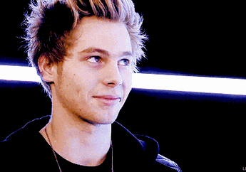 Luke Hemmings '5SOS': Terobsesi Penguin, Nando's, dan Will Smith