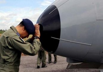 5 Foto Mengharukan Petugas Penyelamatan Air Asia QZ8501