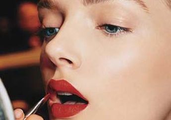 Yuk, Kepoin Warna Lipstik yang Sesuai Sama Mood Kita Hari Ini!
