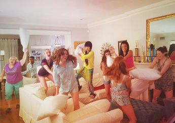 Anna Kendrick Dan Rebel Wilson Berbagi Keseruan Behind The Scence Pitch Perfect 2!
