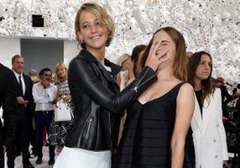 Foto Ulah Usil Jennifer Lawrence Dengan Emma Watson Di Fashion Show Dior