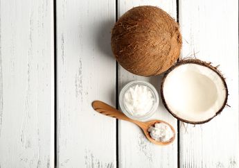 Mudah! DIY Eye Cream Minyak Kelapa untuk Menyamarkan Mata Panda Kita