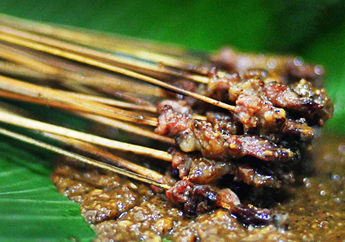 Sate Lalat, Roti Ketawa & 5 Makanan Khas Indonesia Ini Punya Nama Unik Banget!