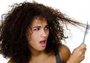 5 Kesalahan yang Sering Dilakukan Saat Menyisir Rambut Keriting