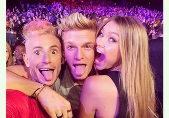 Gaya Selfie Seleb di Radio Disney Music Awards!