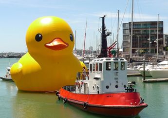 Rubber Duck Setinggi 16 Meter di China