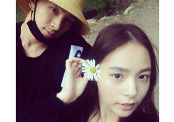 Member 1TYM Unggah Undangan Pernikahan Taeyang 'BIGBANG' & Min Hyo Rin