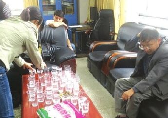 Gila Bin Aneh, Dosen Gelar Ujian Aneh dengan Menyuruh Para Mahasiswanya Meminum Alkohol Sebanyak Mungkin
