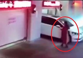 Fokus Main Ponsel, Seorang Wanita Hampir Mati Tertabrak Mobil Di Tempat Parkir