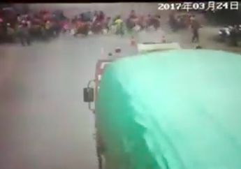 Bikin Shock, Sebuah Truk Lindas Sekelompok Anak Sekolah yang Tengah Menyeberang Jalan, Ini yang Terjadi