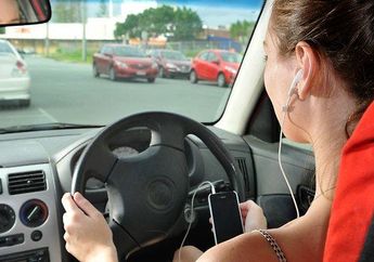 Berkendara Sambil Menyalakan Musik Dengan Earphone, Bahaya Tidak Sih? Berikut Penjelasannya!