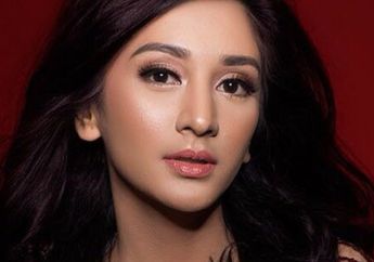 Manis Banget! Fanny Ghassani Tampil Menawan Kala Berlibur di Korea Selatan Bersama Sang Suami