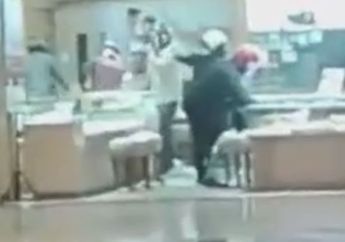 Hanya Butuh Waktu 3 Menit, Kawanan Perampok Berhasil Menggasak Perhiasan Senilai 5 Milyar Rupiah di Toko Emas